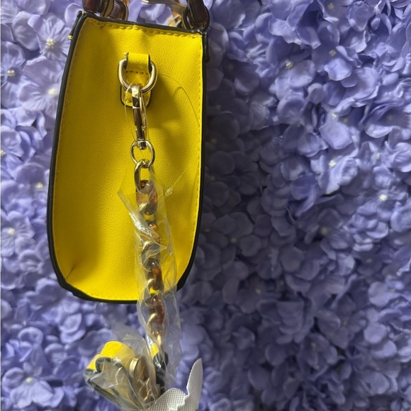 🔥New IN 💡ATTIRE YELLOW CROSSBODY BAG🔥 - Picture 8 of 9